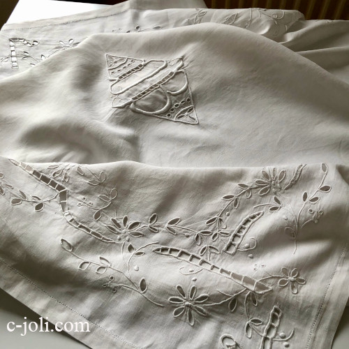 【パリ発送】T3139 フランスアンティークリネン大判テーブルクロス　手刺繍モノグラム＆カットワーク手刺繍リネン 135x132cm