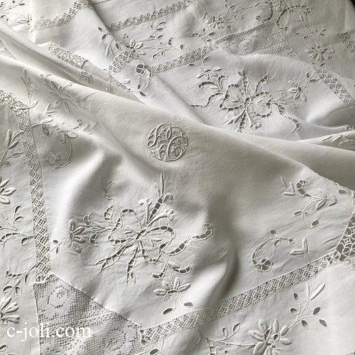 【パリ発送】T3140 フランスアンティークリネン大判テーブルクロス　カットワーク手刺繍リネン＆フィレレース＆ニードルレース 131x119cm