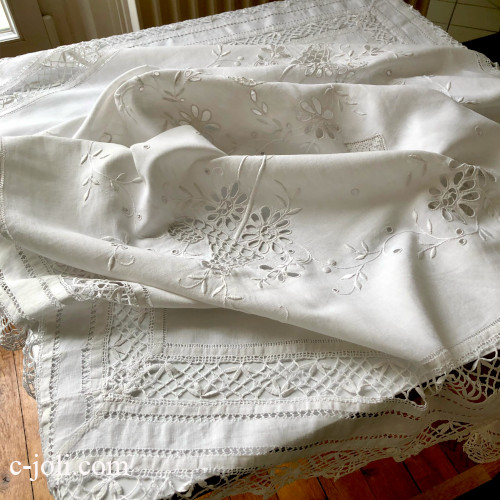 【パリ発送】T3141 フランスアンティークリネン大判テーブルクロス　カットワーク手刺繍リネン＆ボビンレース＆ニードルレース＆フィレレース 134x134cm