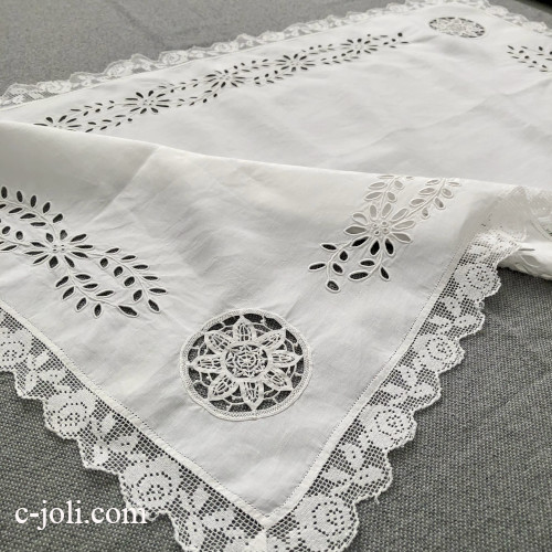 【パリ発送】T3151 フランスアンティークリネンテーブルマット/テーブルセンター　カットワーク手刺繍リネン＆フィレレース 80x50cm