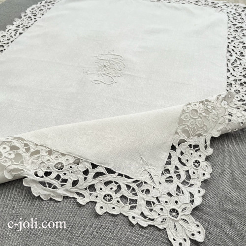 【パリ発送】T3163 フランスアンティークリネンテーブルクロス/テーブルセンター　手刺繍モノグラム＆リシュリュー刺繍リネン 94x64cm