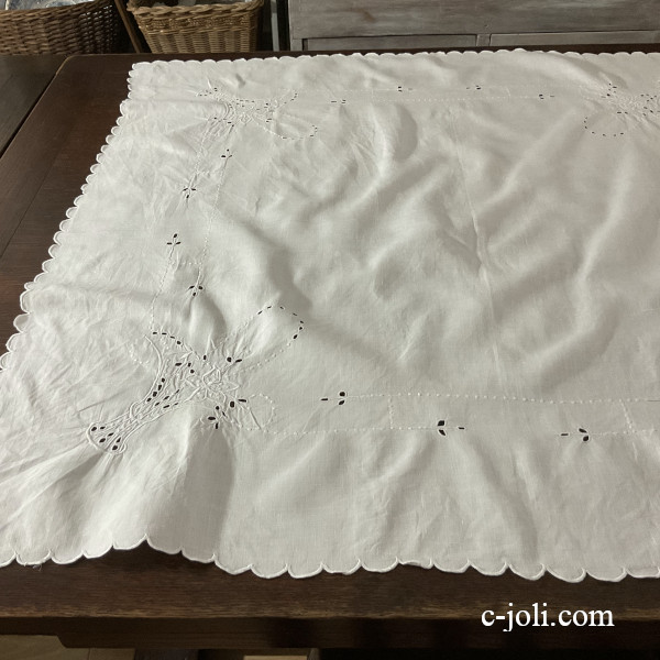 【日本発送】T3186 英国アンティークテーブルクロス　イギリスアンティークリネン＆カットワーク手刺繍 87x84cm