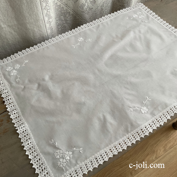 【日本発送】T3193 英国アンティークリネンテーブルマット/テーブルセンター　刺繍リネン＆クロシェレース 62x44cm