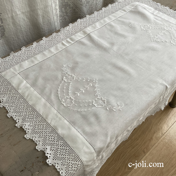【日本発送】T3195 英国アンティークコットンテーブルクロス/テーブルセンター　手刺繍コットン＆クロシェレース 80x57cm