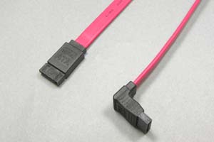 SATA 2.0ケーブル コネクタタイプ：片側ストレート型／片側 L型（順方向）