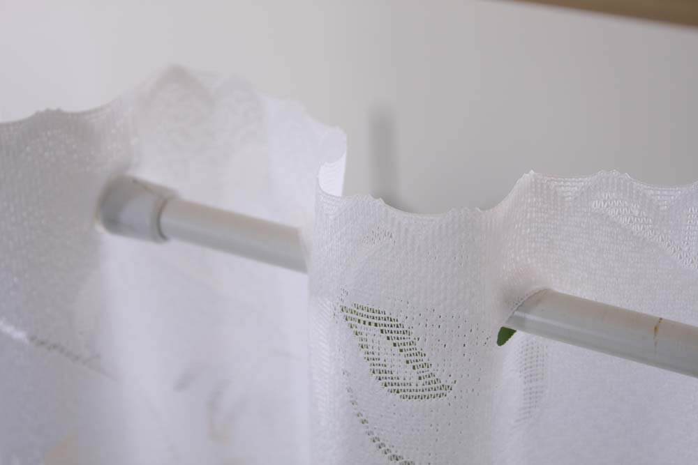 ★遮熱　UVカット　縦30ｃｍ　『カフェカフェカーテン』★サラサ　暑さ対策にお勧め　遮熱加工！お手頃価格で省エネ　草花柄小窓用