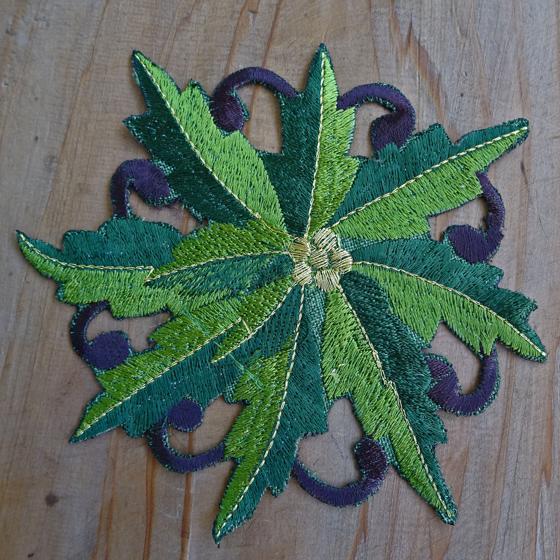 クリスマスを楽しく彩る『ドイリー』グリーンポインセチア　コースター