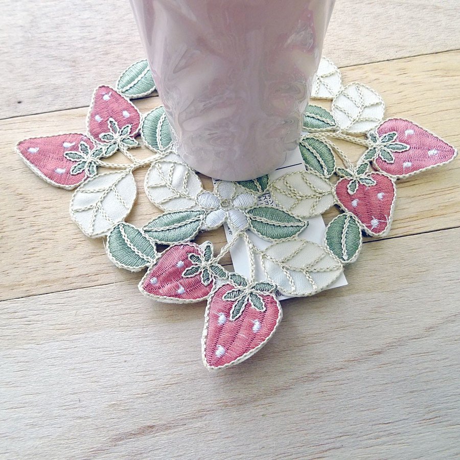 1枚入り　いちご　お家カフェにお勧め　『コースター』お洗濯簡単　刺繍だから高級感あります