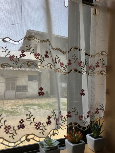 【約135×約45cm丈】可愛いくてお手入れ簡単　半透明の『カフェカーテン』アミプチ　赤い小花　ショート