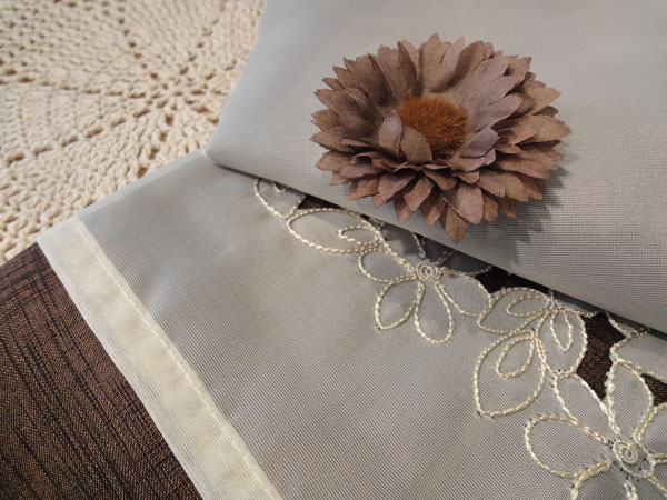 『カフェカーテン』【縦45cm】コサージュモチーフ付きカフェカーテンショート ★ 2重で可愛くて 目隠しナチュラル　ブラウン