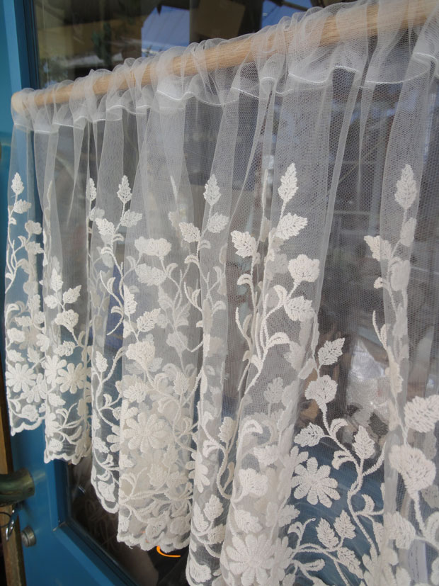 【縦60cm】アイボリーチュールにコットンのお花刺繍　の珍しいカフェカーテン　北欧風