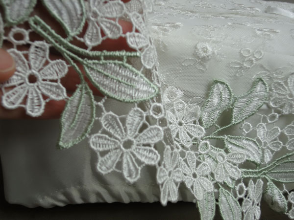 【ティッシュカバー】チュールに模様部分は、レースアップリケ/淡いグリーンがステキ　クリスタルマーガレット