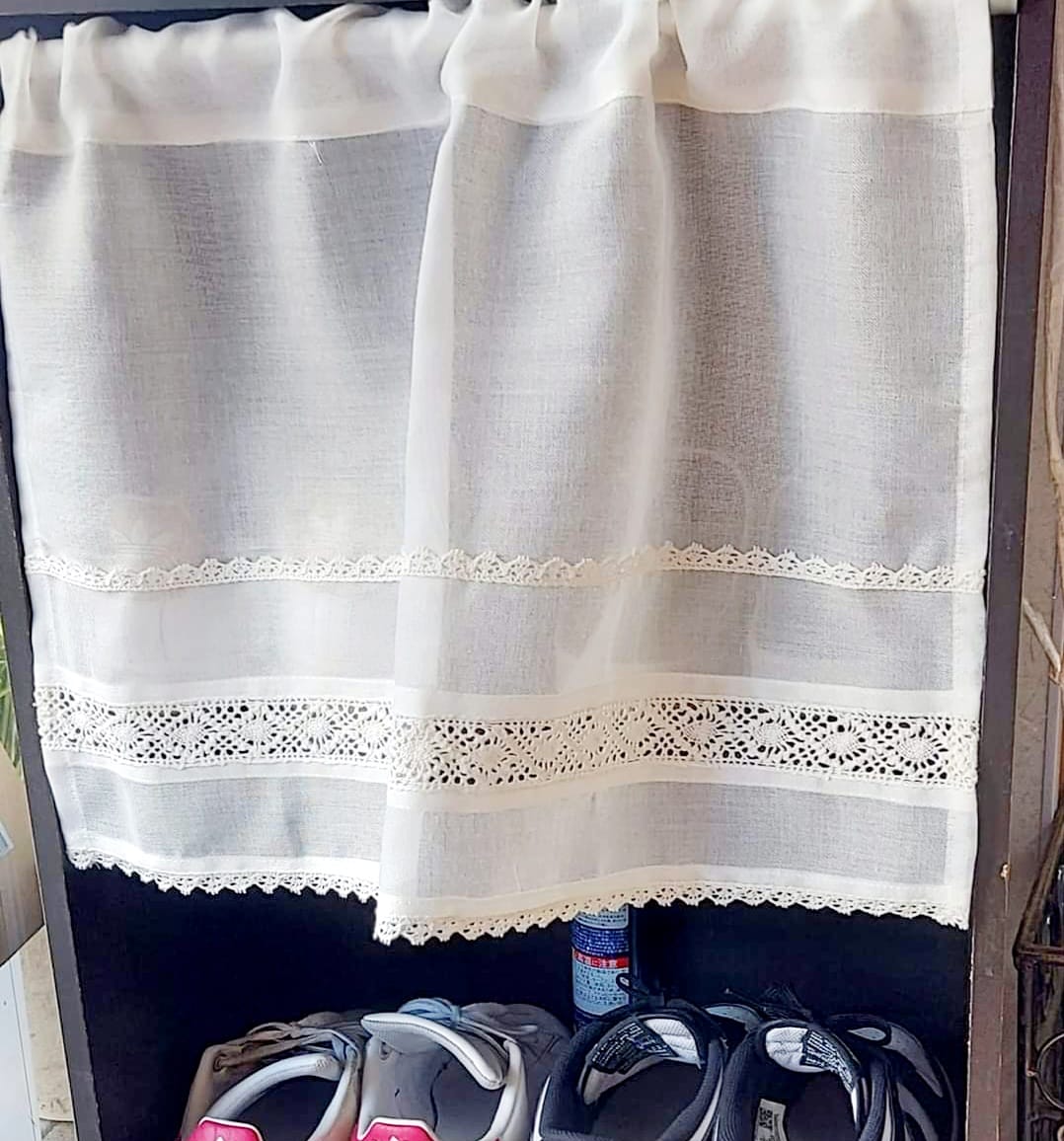 カラーボックスにお勧めしたい カフェカーテン　半透明　約幅５０ｘ３５ｃｍ 　 ショート　お部屋に馴染みやすい　小窓用　おしゃれ　綺麗　ナチュラル　自然な白　薄ベージュ　大人可愛い　大掃除　片付け　シンプルナチュラル 北欧