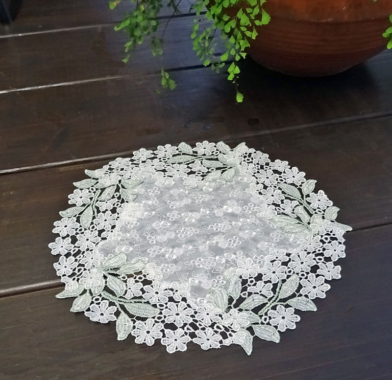 チュールに模様部分は、レースアップリケ『丸いドイリー』【直径約30cm】テーブルに　淡いグリーンがステキ　クリスタルマーガレット