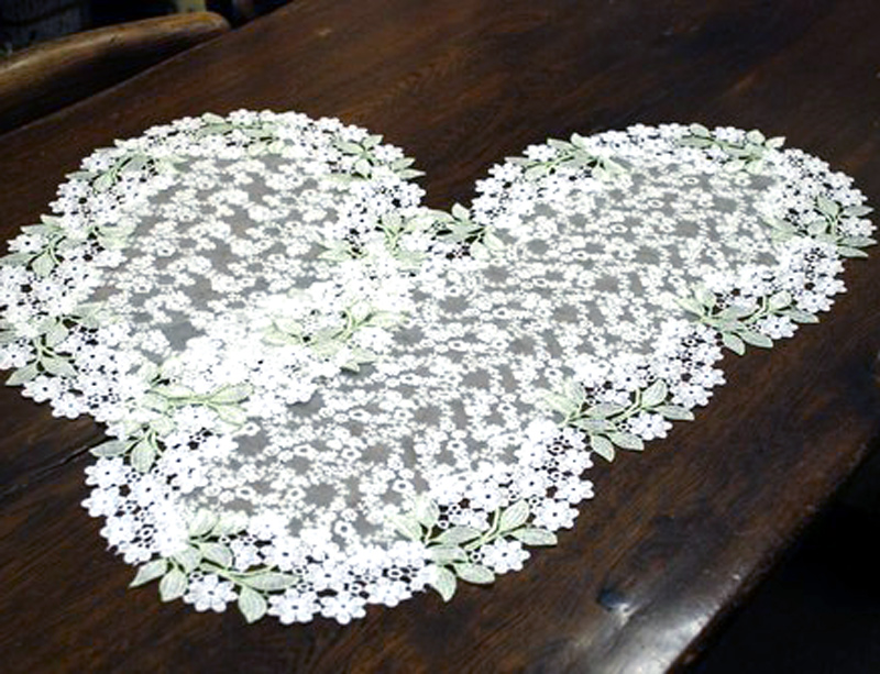 チュールに模様部分は、レースアップリケ『大きいサイズテーブルセンター』玄関などに　淡いグリーン　クリスタルマーガレット