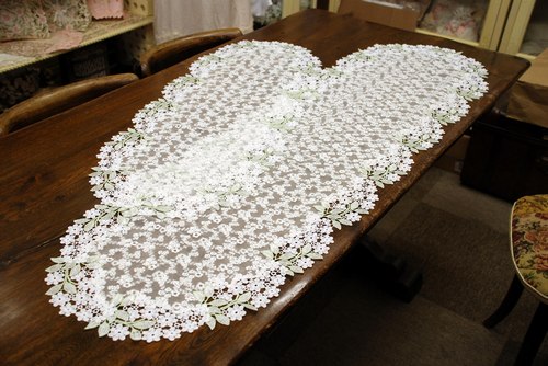 チュールに模様部分は、レースアップリケ『とっても大きい テーブルセンター』【約40cmx135cm】玄関などに　淡いグリーン　クリスタルマーガレット