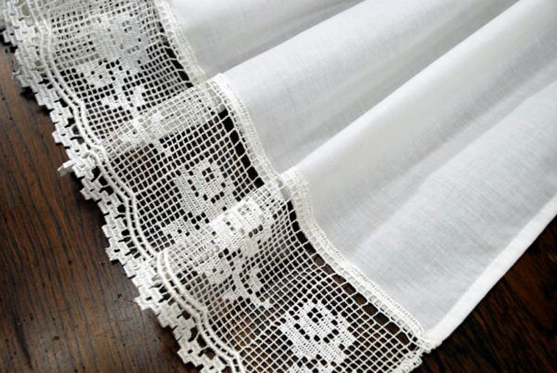 タスカニー風ローズレースがおしゃれ　目隠し出来ます　風も通ります　上質　送料無料『カフェカーテン』可愛い　おしゃれ【約 横幅 120ｘ45ｃｍ】ショート