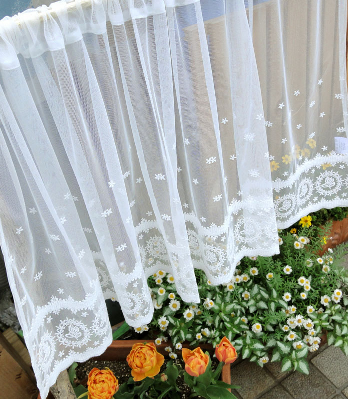 【縦60cm】可愛いバラの『カフェカーテン』エデンローズ　セミロング　少しアイボリー系のチュールにコットンの糸を使ってより優しいイメージを表現