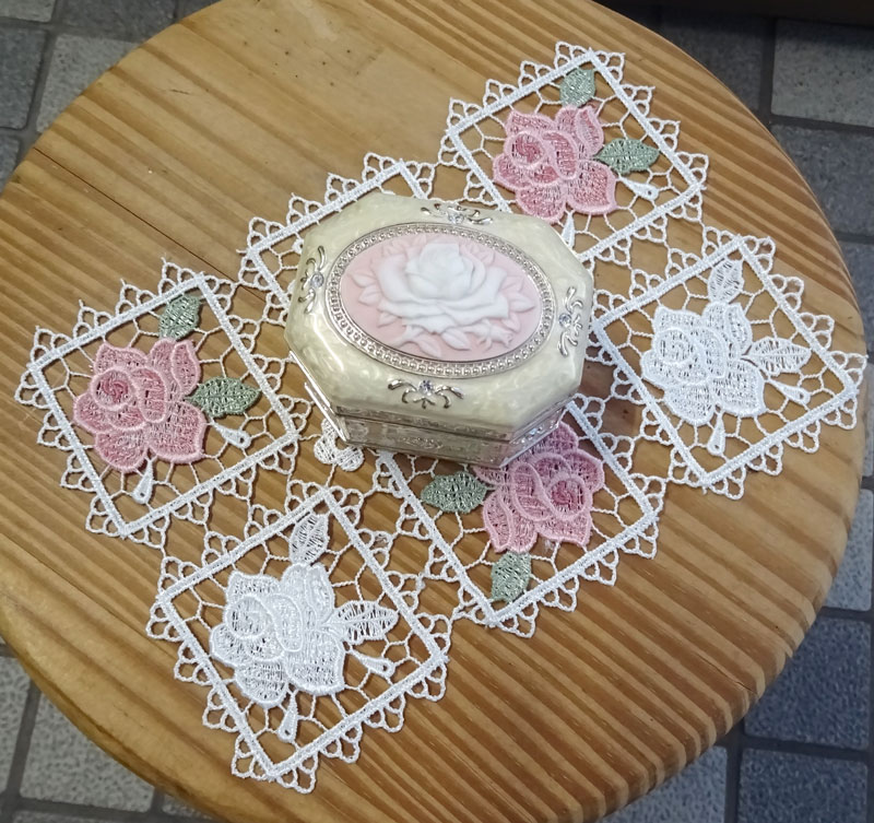 薔薇の『ミニドイリー』リビング、玄関に　ティーマットにも♪