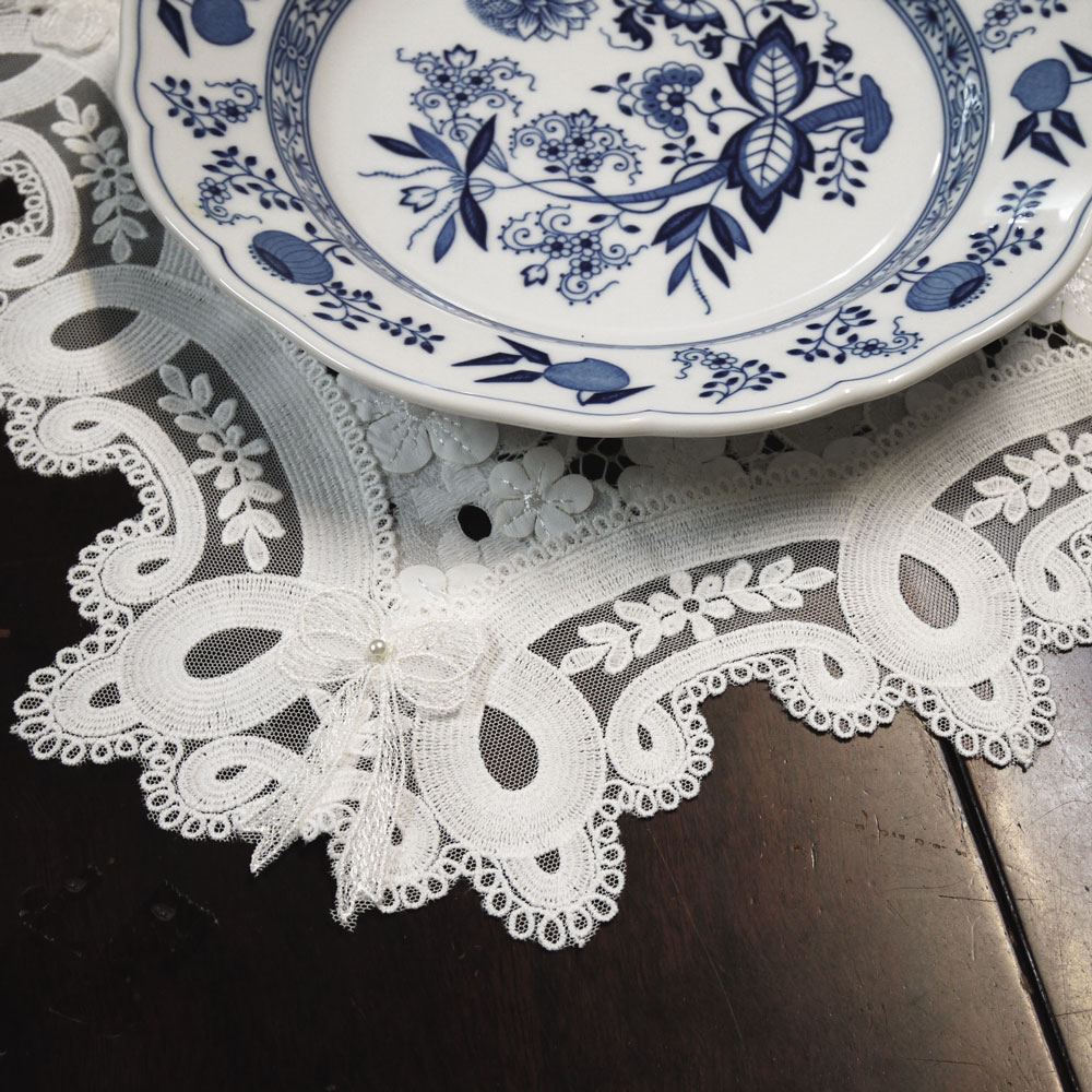 リボンとラウンドレース　動きの有る立体お花　全てが可愛い　珍しい『ドイリー』【約40ｘ40cm】ソーサー　手芸　プレゼント　お礼にも　テーブルセンター