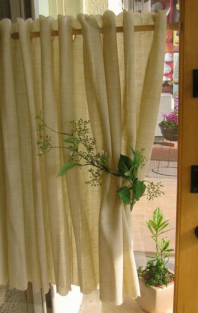 幅150縦70cm 無地アジアン カフェカーテン リネアベージュ しなやか素材と微妙な色合いに拘りました 当店オリジナル セミロング