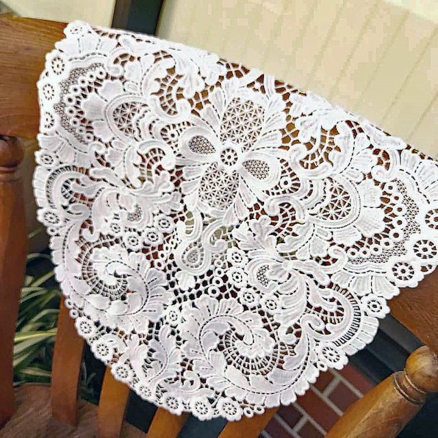 ネオクラシック　ドイツデザイン復刻版　テーブルセンターLL【約30x50cm楕円】　　自然なホワイト　クラシック　モダン　おしゃれ