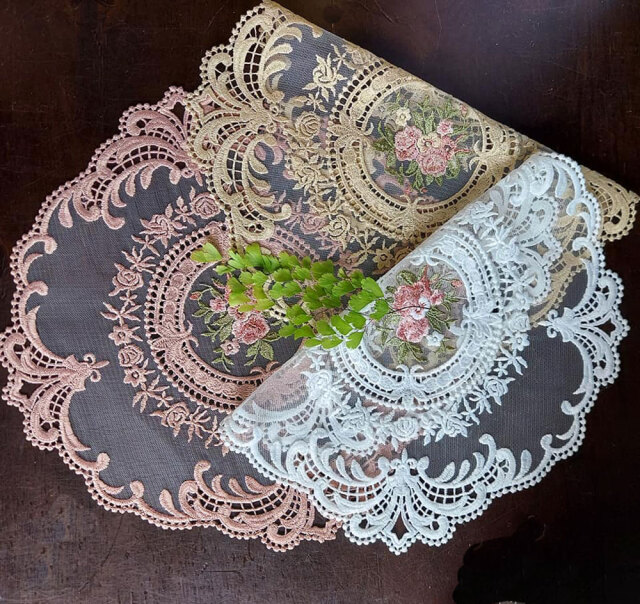 ローズ刺繍が可愛い　『丸いドイリー』【直径約28cm】　テーブルセンター　ティーマット　　リビング　ダイニングに　薔薇