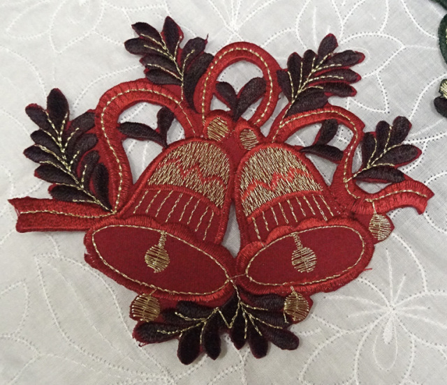 クリスマスを楽しく彩る『ドイリー』ベル柄　レッド&チョコブラウン　コースター