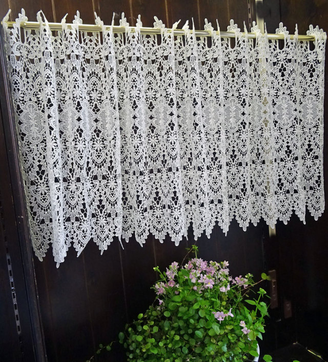 【幅約120cmX丈約45cm】 真っ白『カフェカーテン』ヨーロッパの窓を思わす　ギュピールレース　綺麗です　ホワイト　ショート　小窓用