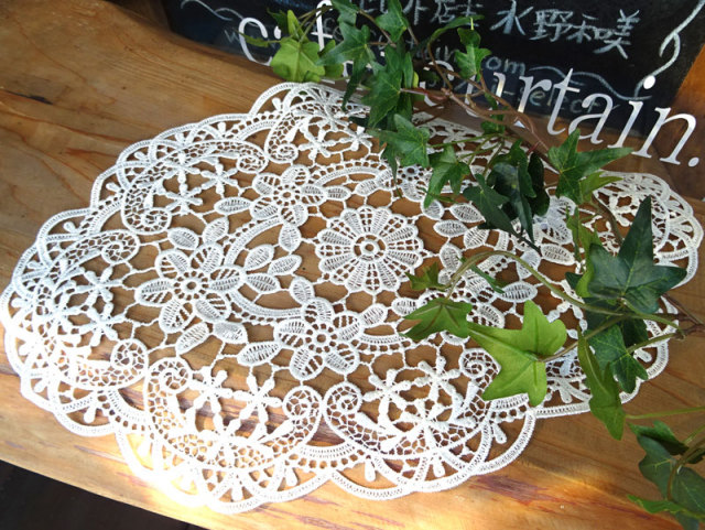 とっても可愛い 楕円『ドイリー』25×35cm テーブルセンターに お手頃