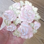 限りなく手間を掛けたコースターは1枚でも存在感が有ります。  1枚入り　刺繍の上にコード刺繍を施し　薔薇　の輪郭にレースカットされた　コースター　ローズ　ブーケ　優しい色合いは、壁やドアに掛けても素敵です