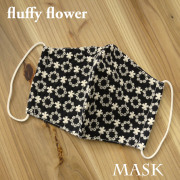 NEW　人気のブラック　刺繍が可愛い 『立体型　布マスク』おしゃれな　フラッフィーフラワー fluffy flower　布マスク可愛い　上品　リース　刺繍 立体型　黒　花柄　女性 レディース 大人用