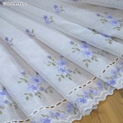カフェカーテン 即納 パープル 花柄刺繍 130×45cm　半透明　スラブオーガンジー　可愛い　清潔感　おしゃれ　シンプル　風水　ラッキーカラー　ラベンダー　小窓用 さわやか　清楚　花柄　小花刺繍　リビング　ダイニング　玄関　はるめく　新年　お正月