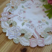 薔薇　刺繍カットワーク　リバイバル　　新年　お勧めしたい　　　『ドイリー』【約25cm】リボン　ピンクローズ　ドイリー　シュガーポットの下敷き花瓶敷きにも　テーブル　に愛らしさを