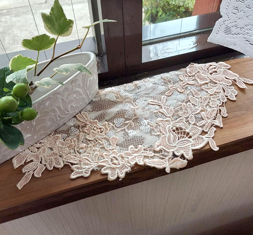 窓枠にお勧めしたい　ムーンスタイル　ドイリー【約35ｘ14cm】　窓枠に飾れるスタイル　窓枠に水の輪を作らないでお花が飾れる　おしゃれ　レース　2重織