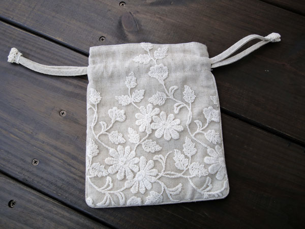 【巾着型ポーチ】チュールにコットン刺繍　小物が仲間入り♪