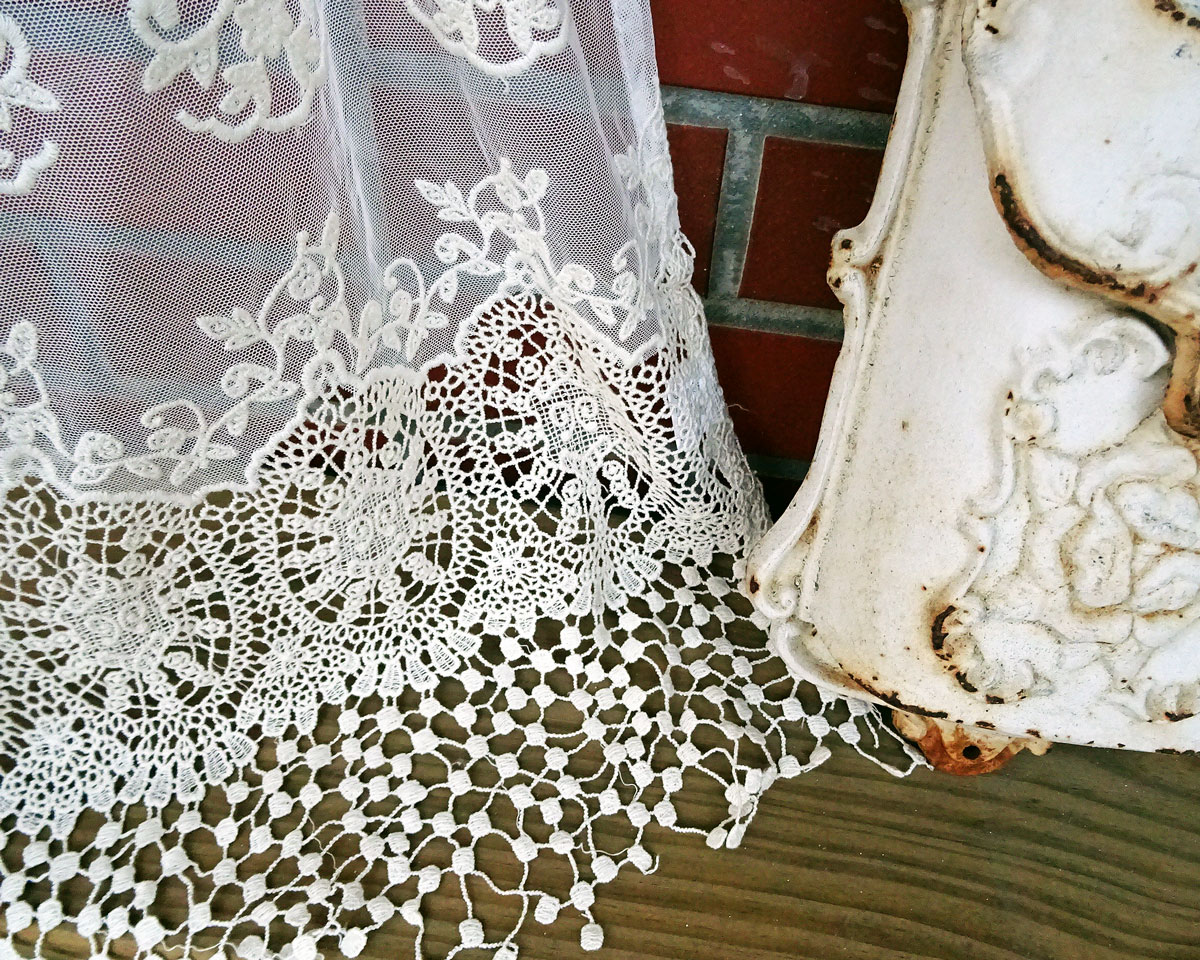 【横約120×丈約45cm】ランダムレースが綺麗！ 『カフェカーテン』ショート　アイボリー色でシャビークラシックなお部屋に馴染みやすい★小窓用