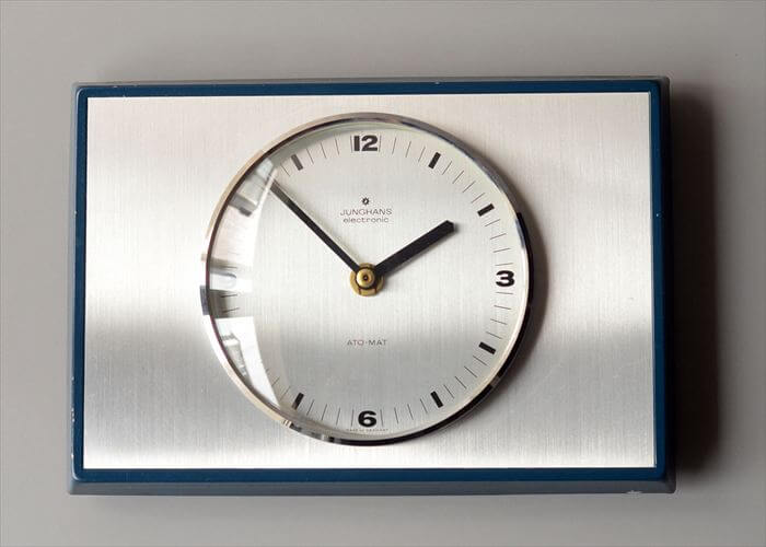 ドイツ製 Junghans シルバーｘビリジアンの壁時計 ユンハンス 電池式 壁掛け時計 ミッドセンチュリー ヴィンテージ