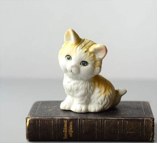 ドイツから レトロな表情のかわいいネコ 陶器 磁器 オブジェ 猫 キャット フィギュア ヴィンテージ アンティーク