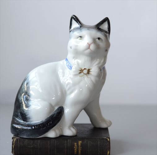フランスから すこし上目なかわいいネコ オブジェ 白磁器 猫 キャット フィギュア ヴィンテージ アンティーク