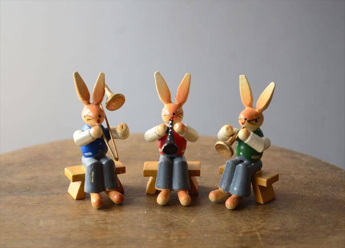 ドイツ製 ヴィンテージ かわいい木製のイースターバニー ハンドメイド 木工芸品 うさぎ 置物 フィギュア_260318