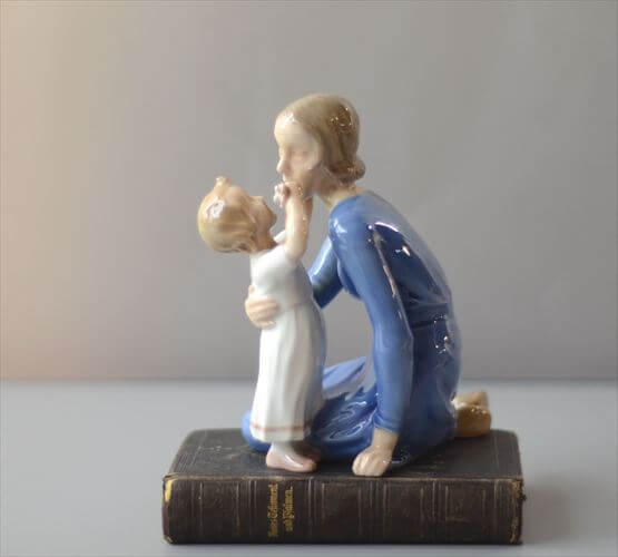デンマーク製 B&G 母親と花を渡すこども ポーセラーツ フィギュア 北欧 陶磁器 アンティーク ヴィンテージ