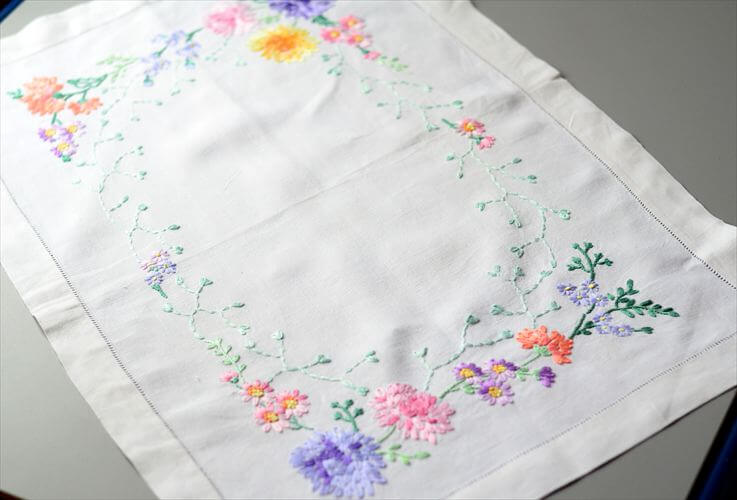 イングランドから ヴィンテージ かわいい花柄ハンド刺繍 クロス 39x57cm テーブルランナー ランチョンマット イギリス 英国 アンティーク