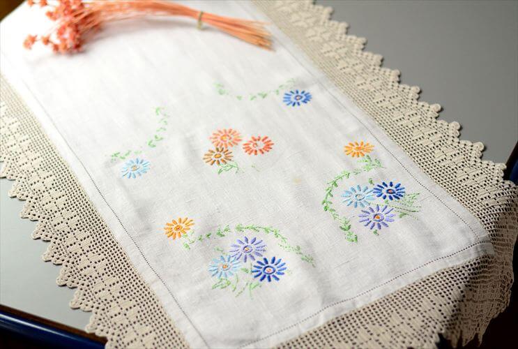 イングランドから ヴィンテージ かわいい花柄ハンド刺繍 クロス 144x42cm テーブルランナー ランチョンマット イギリス アンティーク