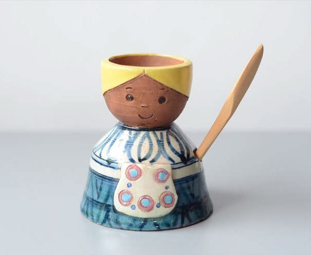 ドイツから かわいい女の子のエッグカップ エッグスタンド 木の