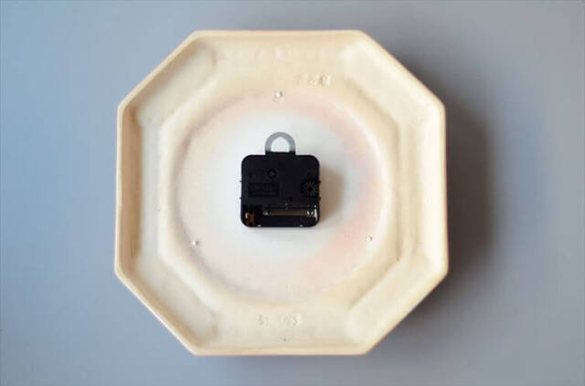 ドイツ製 かわいい花の絵付けのオクタゴナル陶器 壁時計 電池式