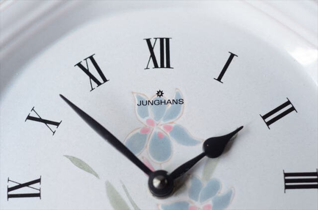 ドイツ製 Junghans 白磁にきれいな花の絵付け 壁時計 壁掛け