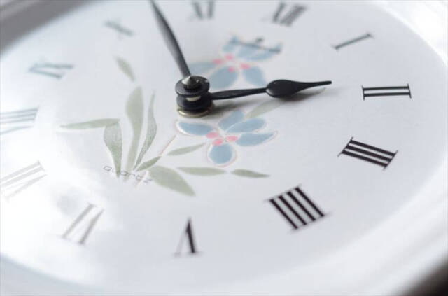 ドイツ製 Junghans 白磁にきれいな花の絵付け 壁時計 壁掛け