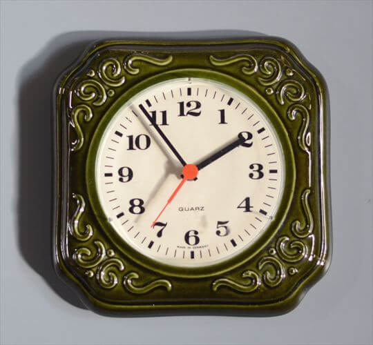 ドイツ製 きれいなグリーンレリーフ陶器の壁時計 壁掛け セラミッククロック ヴィンテージ アンティーク