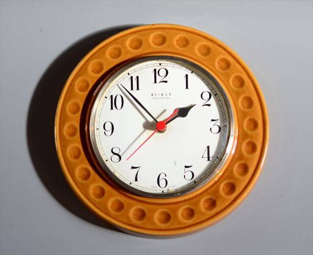 訳あり 東ドイツ製 ビスケットのようなかわいい陶器の壁時計 電池式 壁掛け時計 セラミック 東欧クロック アンティーク